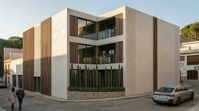 L'edifici des del carrer de Muga, de dia